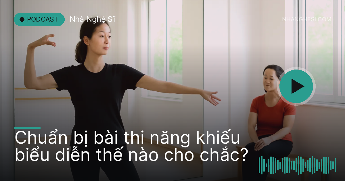 Cô gái tập bài thi trước gương lớn trong phòng tập, mẹ ngồi chờ ở góc