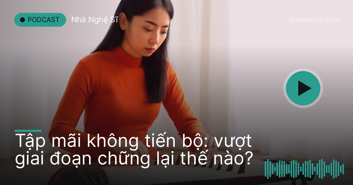Cô gái chơi đàn tranh tập chậm cạnh máy đếm nhịp trong phòng sáng
