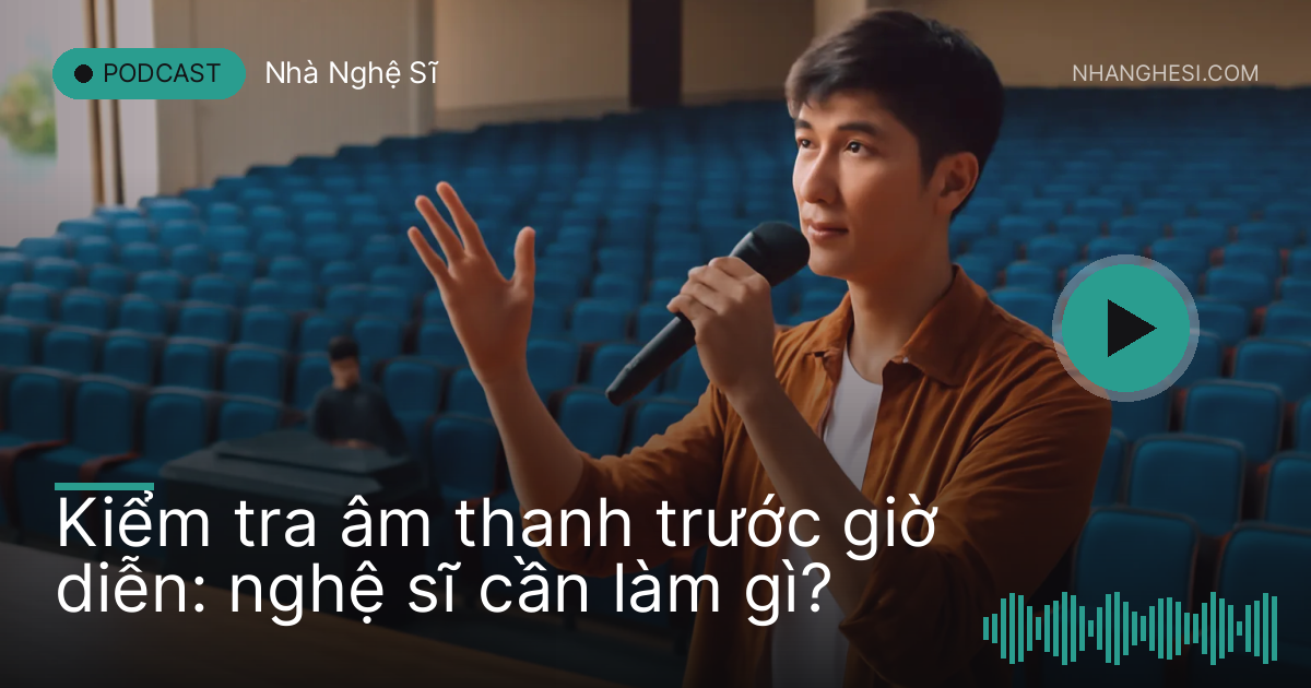 Nghệ sĩ đứng giữa sân khấu trống thử micro, người chỉnh âm ngồi ở bàn trộn phía xa