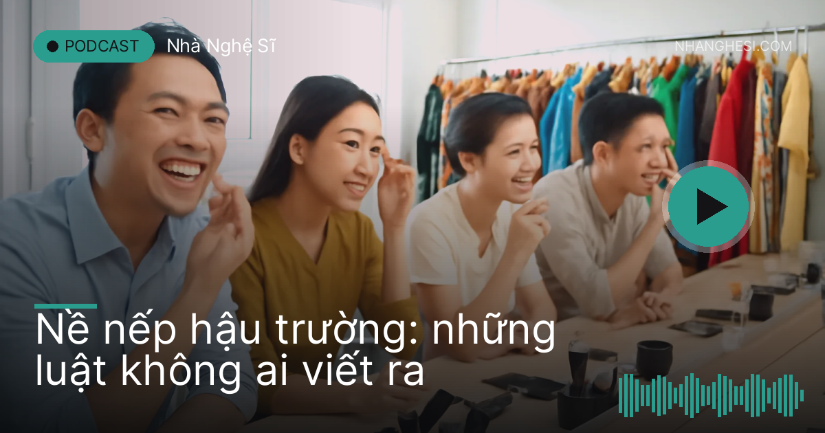 Các diễn viên ngồi trang điểm trước dãy gương trong phòng hoá trang chung