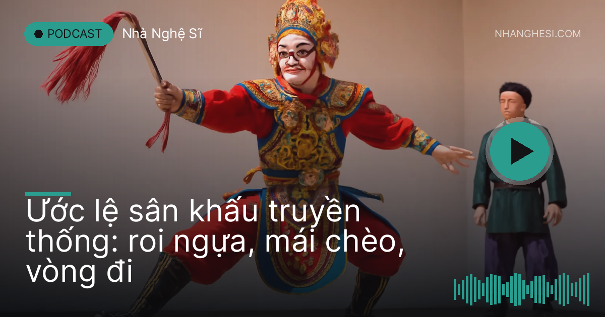 Diễn viên cầm roi ngựa làm động tác phi ngựa trên sân khấu trống