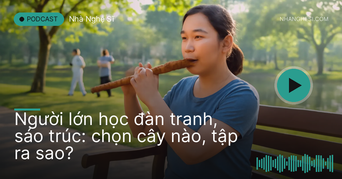 Người phụ nữ trung niên tập thổi sáo trúc ở công viên lúc sáng sớm