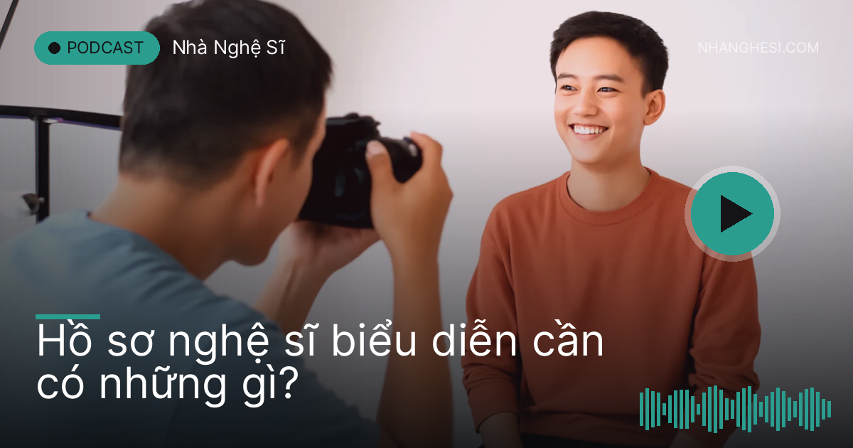 Thợ ảnh chụp chân dung nghệ sĩ trẻ trên nền phông trơn trong studio sáng