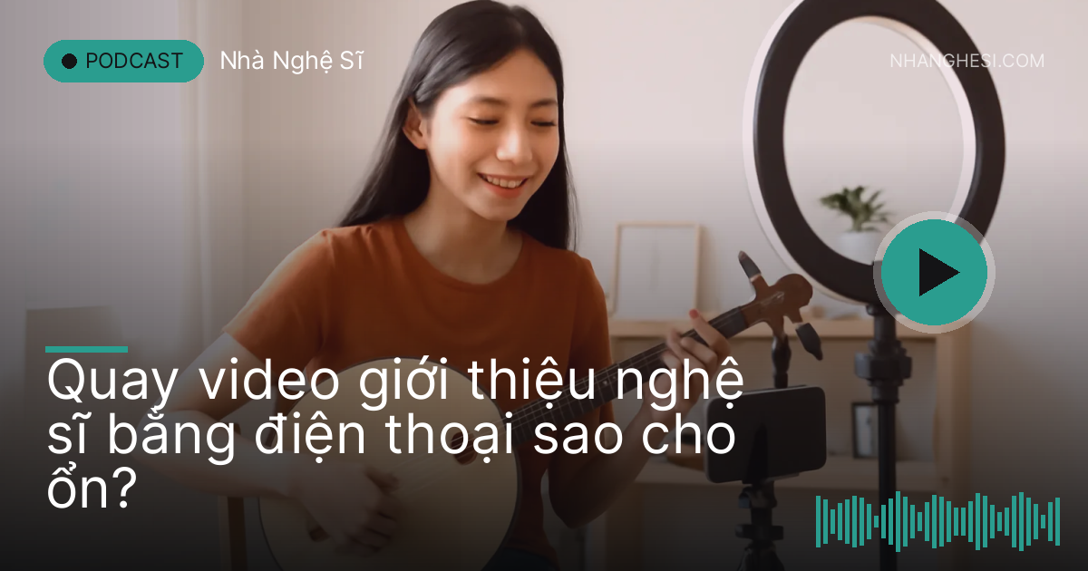 Nghệ sĩ chơi đàn nguyệt tự quay mình bằng điện thoại đặt trên giá trong góc phòng