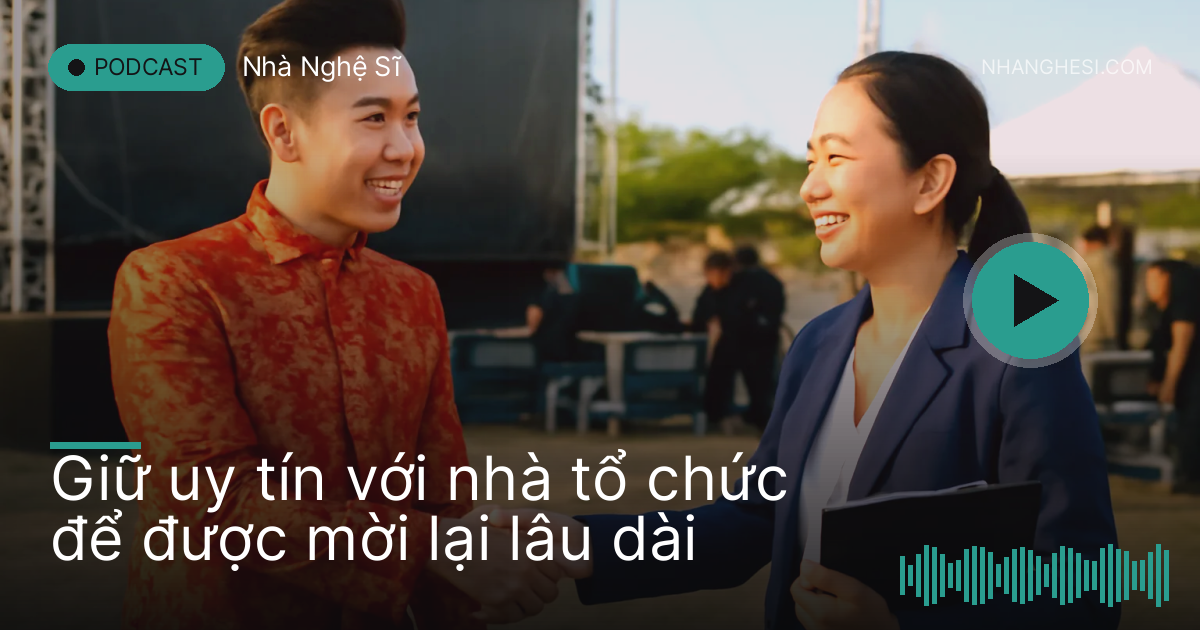Nghệ sĩ bắt tay người tổ chức sự kiện sau buổi diễn ngoài trời