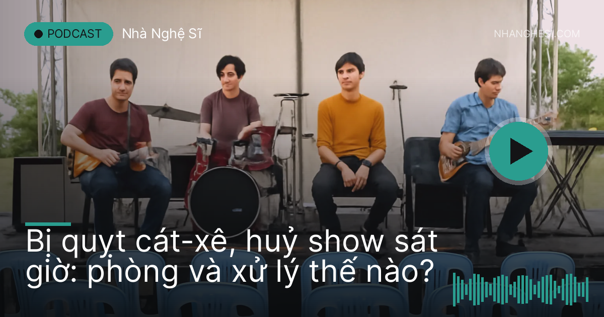 Ban nhạc ngồi chờ trên sân khấu đã dựng xong nhưng hàng ghế khán giả trống