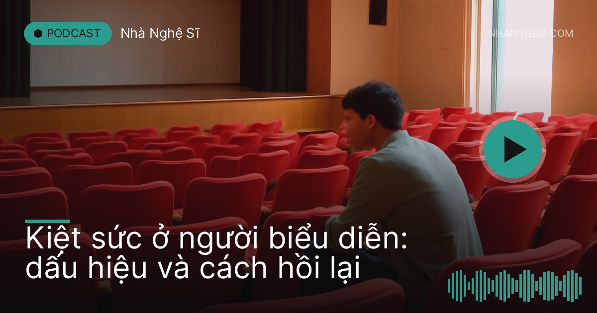 Diễn viên ngồi một mình trên hàng ghế khán giả trống nhìn lên sân khấu