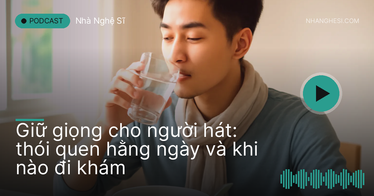 Ca sĩ quàng khăn mỏng uống nước ấm bên bàn ăn sáng