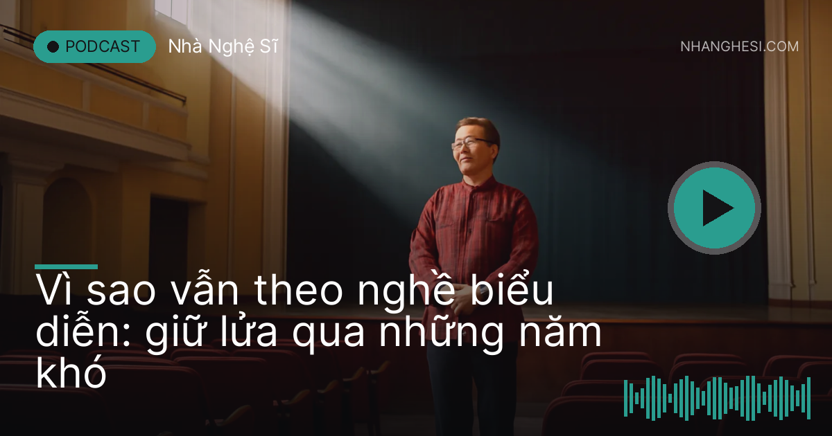 Nghệ sĩ trung niên đứng một mình trên sân khấu trống đón nắng qua cửa mái