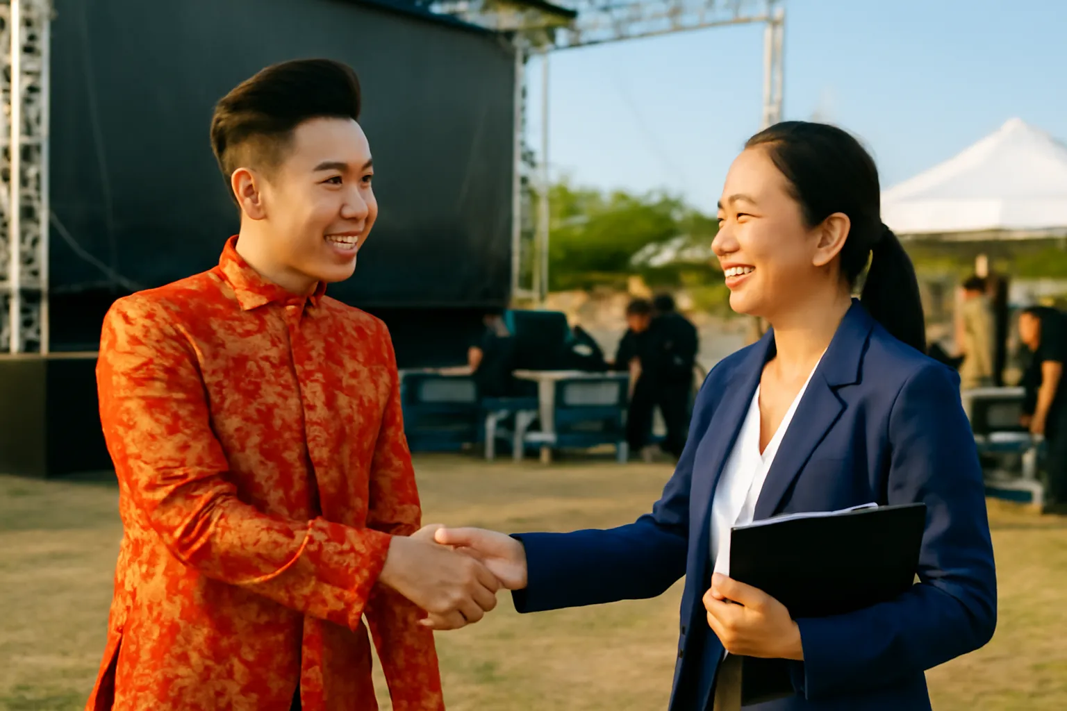 Nghệ sĩ bắt tay người tổ chức sự kiện sau buổi diễn ngoài trời
